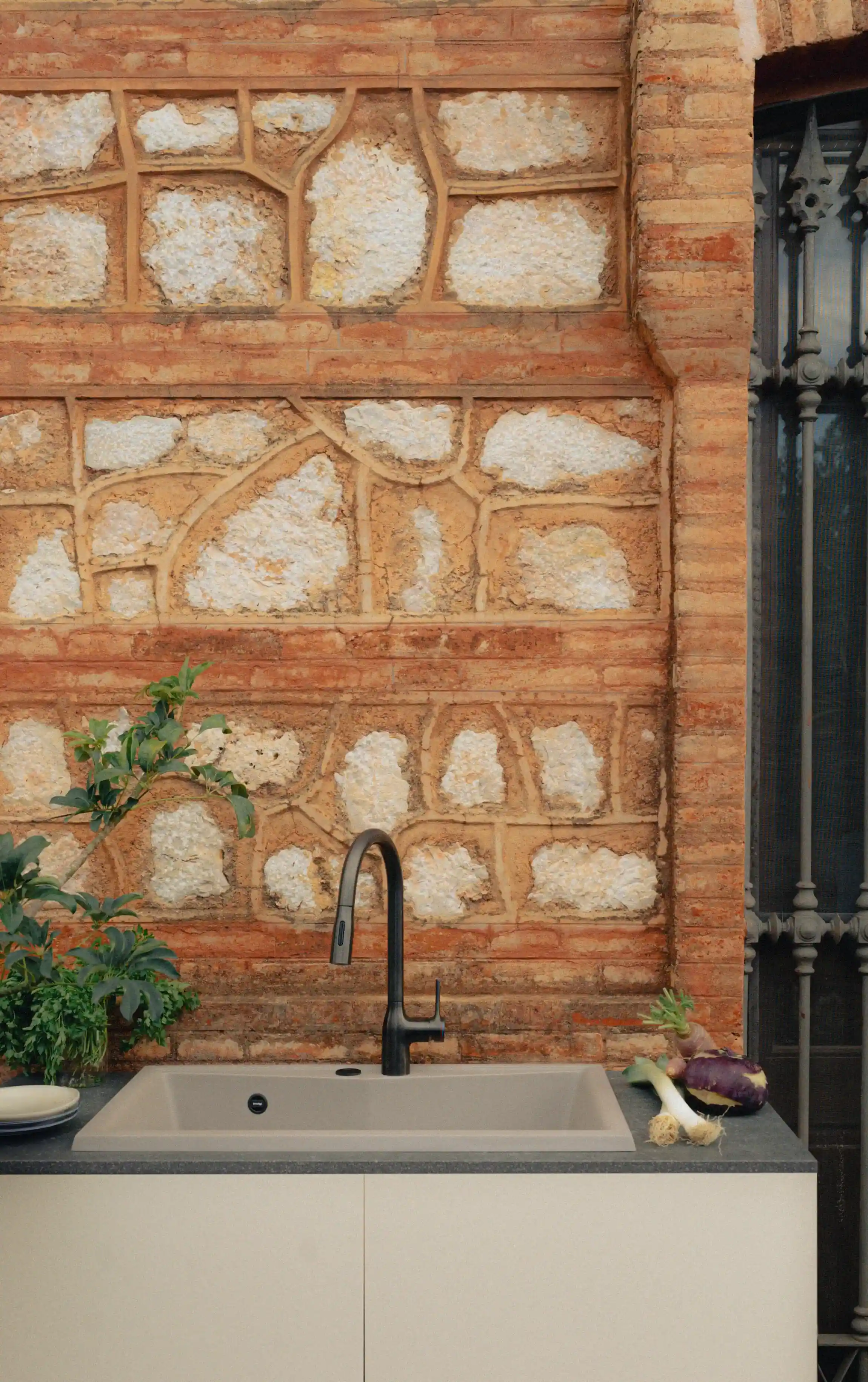 Lavabo en pared de ladrillo